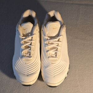 Nike Cream and White Low-Top Trainers